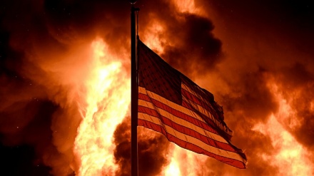 米ロサンゼルス市民が星条旗を焼却