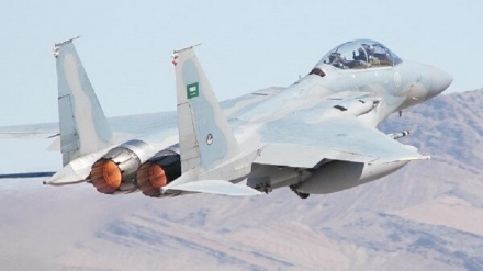 サウジ主導アラブ連合軍の戦闘機が、イエメン首都を攻撃