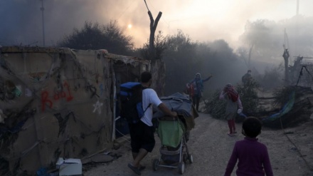 ギリシャの難民キャンプで火災（動画）