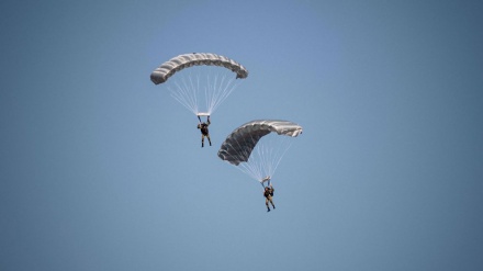 On Lukashenko inauguration day Russian paratroopers parachute into Belarus for drills