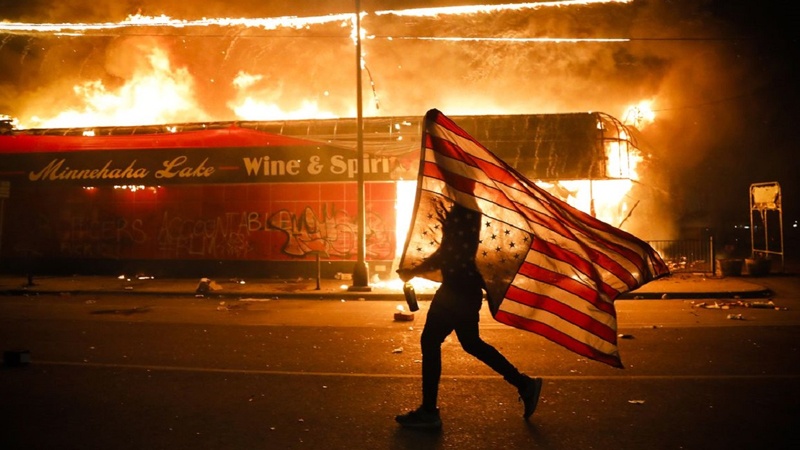 Shtohet zjarri i protestave në Amerikë