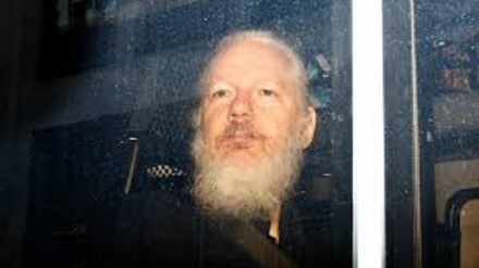 Trump ad Assange: la grazia in cambio della fonte dello spionaggio 