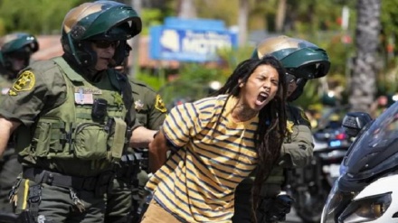 (FOTO DEL GIORNO) California, polizia brutale contro manifestanti
