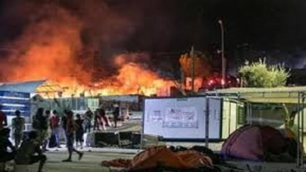 Grecia, vasto incendio nel campo profughi 