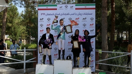 Kompetisi Kuda Loncat Rintangan di Isfahan (1)