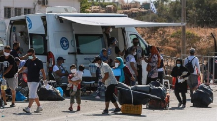  Hundreds of refugees move toward new Lesbos camp 