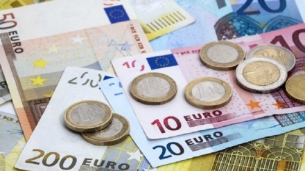 Eksportuesit letër FMN-së: Rënia e euros po ndikohet nga paratë kriminale
