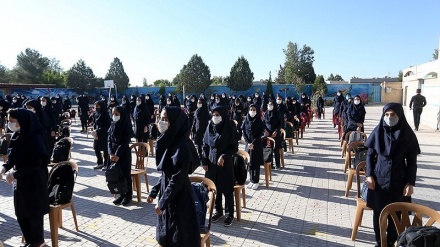 Tahun Ajaran Baru Dimulai, Siswi di Isfahan Pergi ke Sekolah (1)