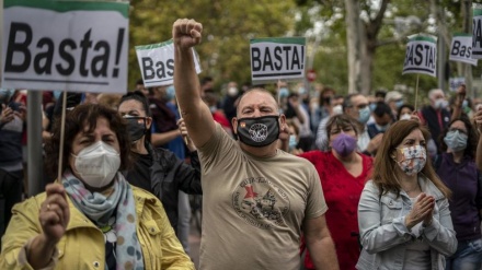 Masiva protesta contra confinamientos “discriminatorios” en Madrid