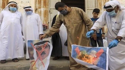 Banorët e gazës djegin fotografitë e sunduesve të Bahrejnit dhe Emirateve të Bashkuara Arabe