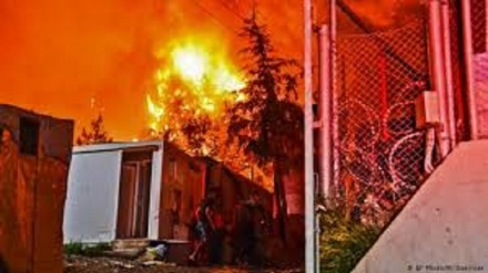 Video+Fotos: Un gran incendio se desata en un campo de refugiados en Grecia