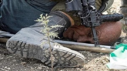 Video+Fotos: Soldado israelí pone su rodilla sobre cuello de un palestino