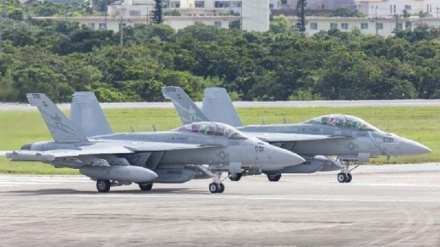 嘉手納基地に電子戦機EA18が飛来
