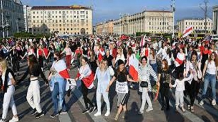 Spunta la bandiera italiana alle proteste delle donne a Minsk