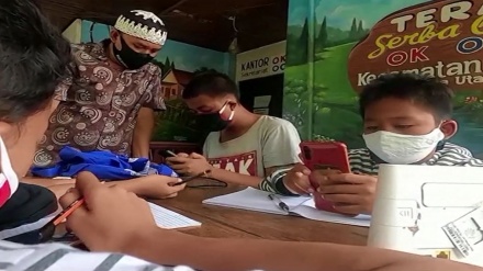 Menukar Sampah Plastik untuk Bisa Belajar Daring