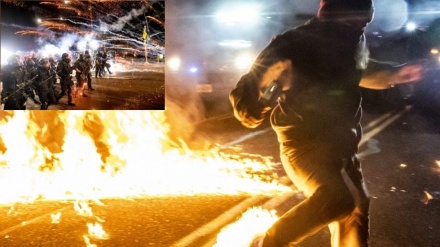 美国示威者被自己人燃烧弹砸中：双腿着火，满地打滚