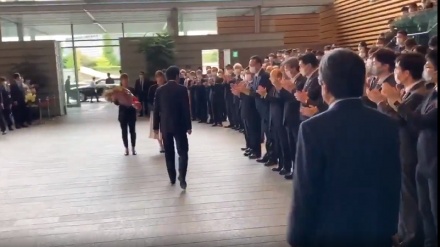 安倍前首相が官邸を後に（動画）