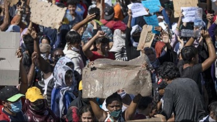 ギリシャ収容の難民たちが抗議デモ