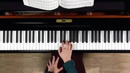 Musica, pianista russo suona per 50 ore senza fermarsi