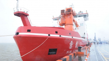 “雪龙”北极探海破冰 