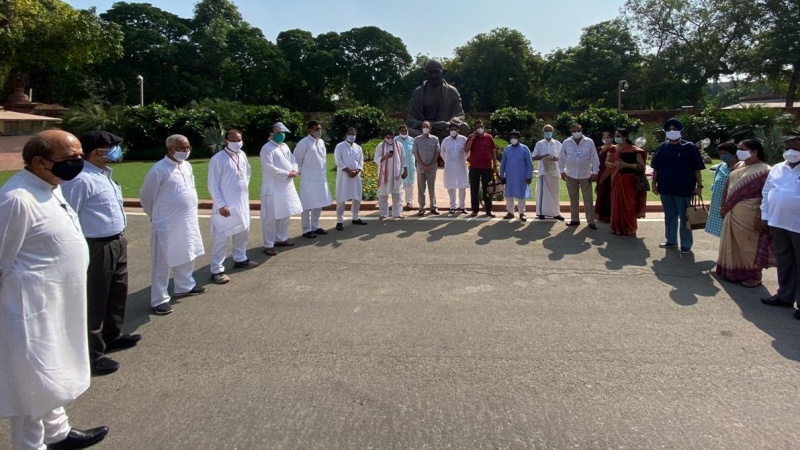 কৃষি বিল নিয়ে অনড় বিরোধীরা, একনাগাড়ে রাজ্যসভার অধিবেশন বয়কটের ঘোষণা