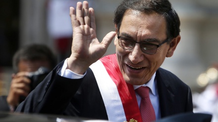 Perù, il presidente Vizcarra sfugge a impeachment