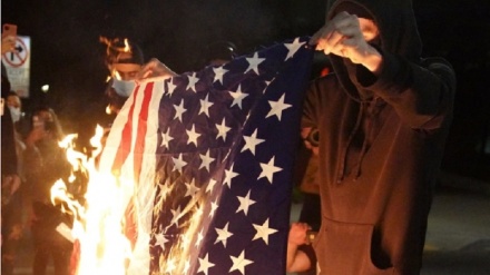 米ポートランドで抗議デモ　米国旗が燃やされる