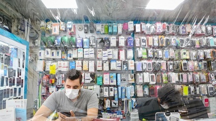 Cara Pemilik Toko di Iran Agar Tidak Tertular COVID-19 (1)