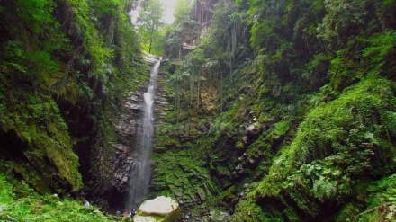 イラン北部・州内最大落差を誇るギャズオの滝