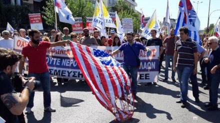 Protestuesit grekë djegin flamurin e Amerikës