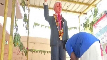 করোনায় আক্রান্তের খবরে মারা গেলেন ট্রাম্প পুজারী, চলছে সমালোচনা