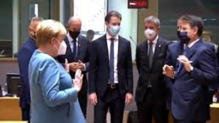 Conte saluta col gomito la Merkel ma lei si ritrae