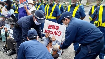 辺野古で、新基地建設に抗議する市民らが座り込みを実施