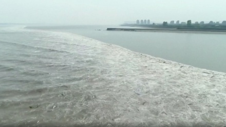 中国　浙江省の銭塘江で「海嘯」現象