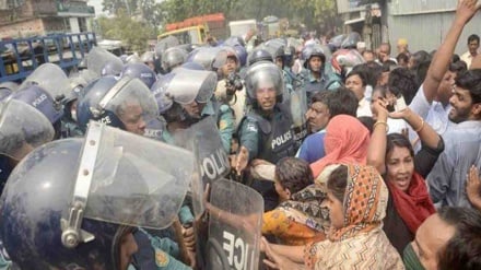 খুলনায় অবরোধকে কেন্দ্র করে পুলিশের সঙ্গে পাটকল শ্রমিকদের সংঘর্ষ, ধাওয়া-পাল্টা 