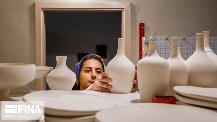 (FOTO) Iran, Tabriz: donne e l'arte del ceramico 