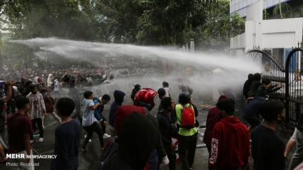 (FOTO) Indonesia, lavoratori protestano contro riforma legge
