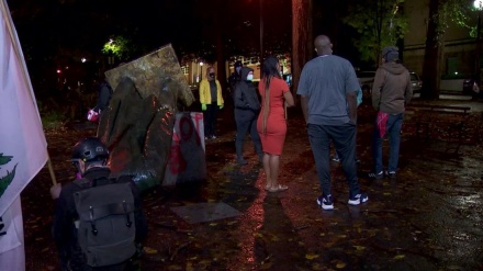 米国で「先住民の怒り」デモが暴徒化、リンカーン像とルーズベルト像が引き倒される　