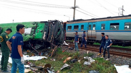 58 کشته و زخمی براثر برخورد قطار با اتوبوس در تایلند