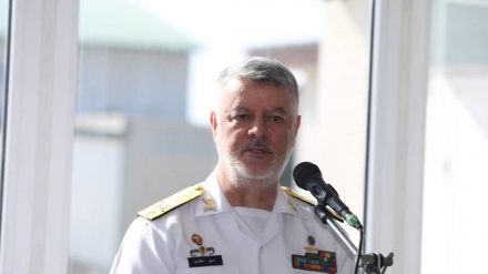 イラン海軍司令官、「初のイラン製ヘリコプター搭載護衛艦が今年１２月に公開」