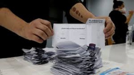 Chilenos votan en plebiscito histórico cambiar la Constitución