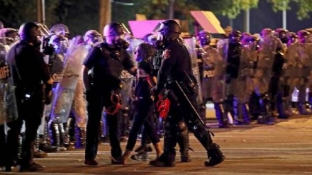 米ウィスコンシン州で、警察隊が人種差別抗議デモを襲撃