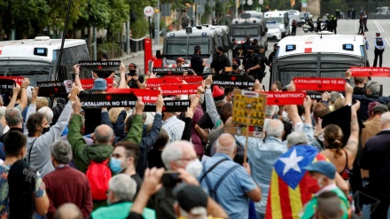 Miles de independentistas protestan contra presencia del rey Felipe VI(Video+Fotos)