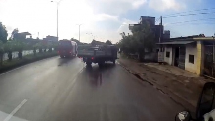 (VIDEO) Vietnam, lo strano comportamento di un anziano in mezzo della strada