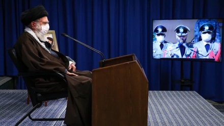 Rahbar Hadiri Wisuda Taruna Akademi Militer Iran