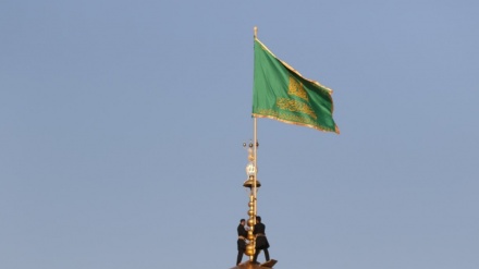 イマーム・レザー廟の黒旗が、追悼シーズン終了で緑旗に交換