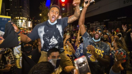 米ロサンゼルスで　警察とＮＢＡロサンゼルス・レイカーズのサポーターが衝突（動画）