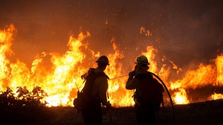 米カリフォルニア州で、山火事拡大により住民9万人に避難命令　