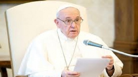 Papa sulla crisi climatica: basta investimenti su aziende se non sostenibili 