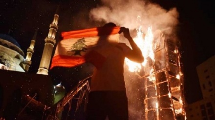 Lübnan’da Fransa bayrağı yakıldı